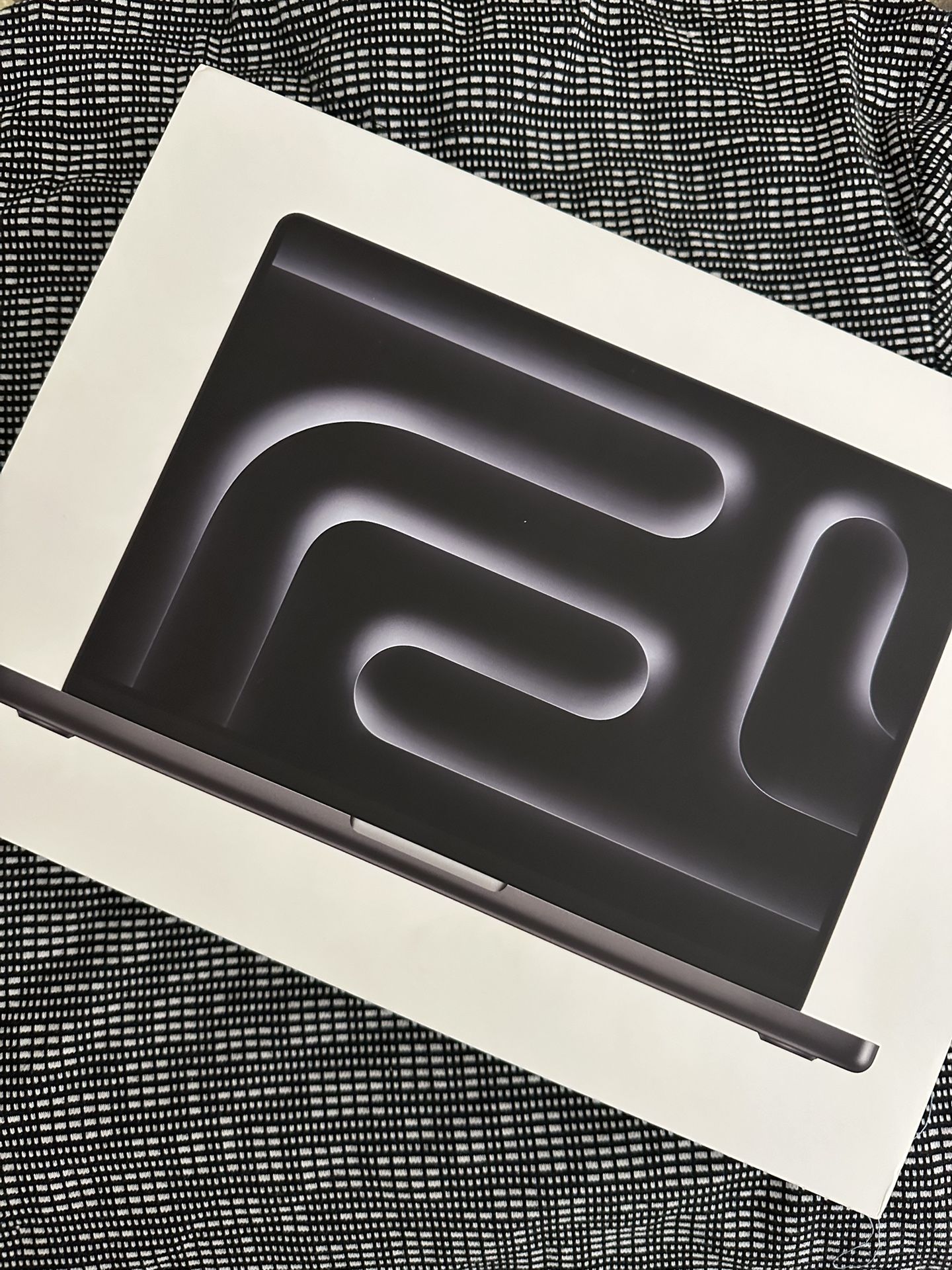 New Sealed Box Apple Macbook Pro M4 Max 14 Inch with Apple receipt I can come to you right now