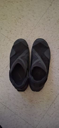 Black Nike women Go fly ease size 6