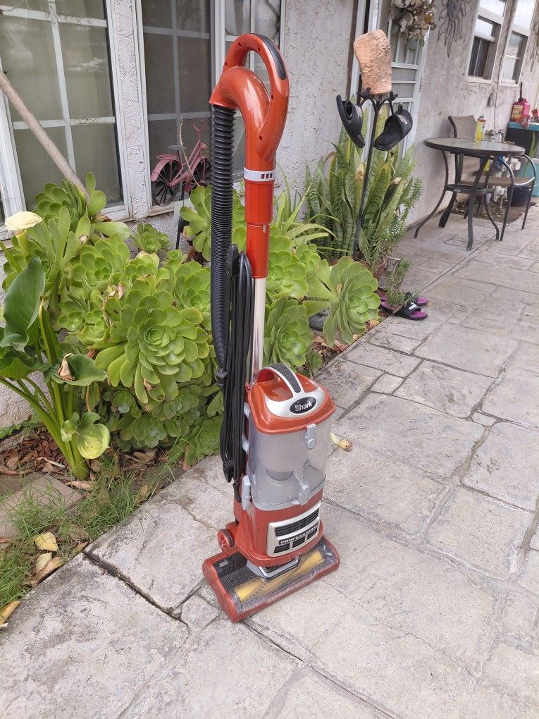 Nice SHARK VACUUM. LIKE NEW