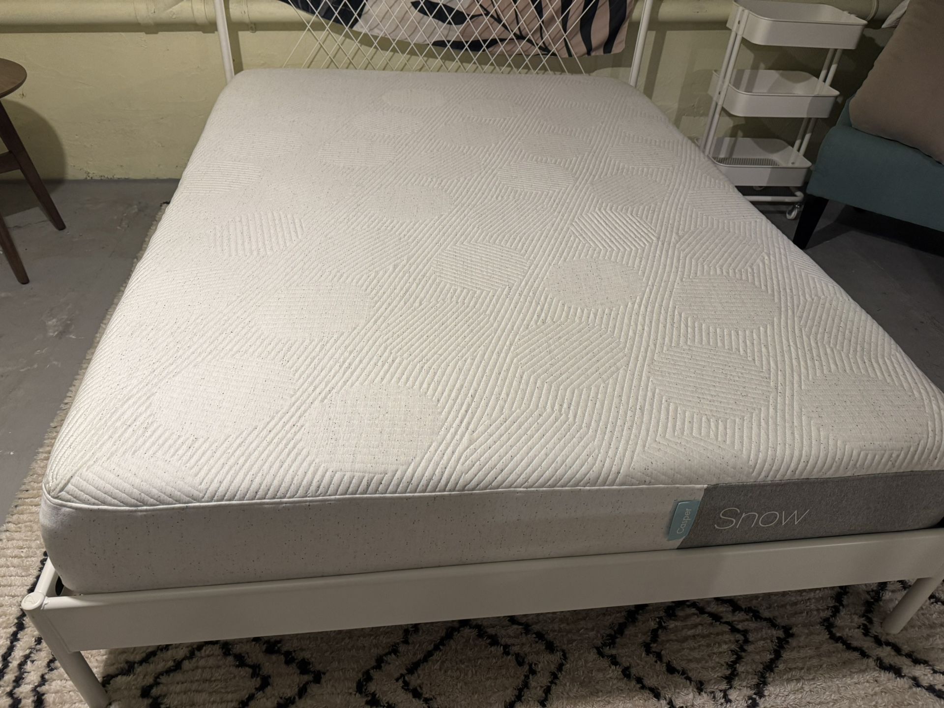 Like New Queen Casper Snow Hybrid Memory Foam Mattress
