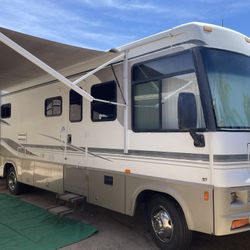 2002 Winnebago Adventurer 32’