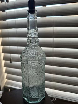 Decorative Embossed Glass Bottle with Stopper