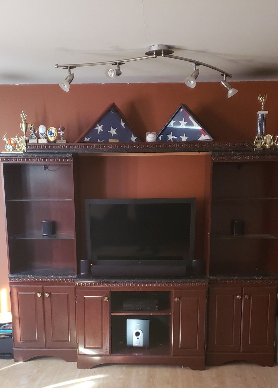 TV/ Entertainment Stand with 6 picture shelves
