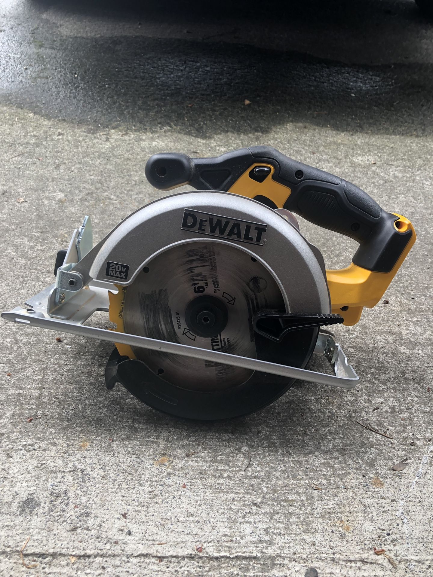 DEWALT 20-Volt Max 6-1/2-in Cordless Circular Saw with Brake and Magnesium Shoe (bare tool only)