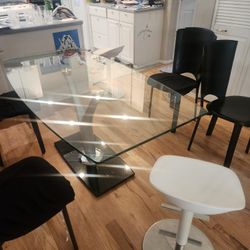 Glad Dining Table