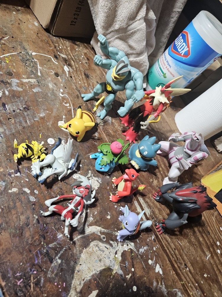 POKEMON FIGURES LOT