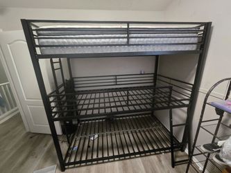Triple bunk bed