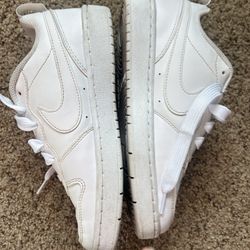 White nike shoes