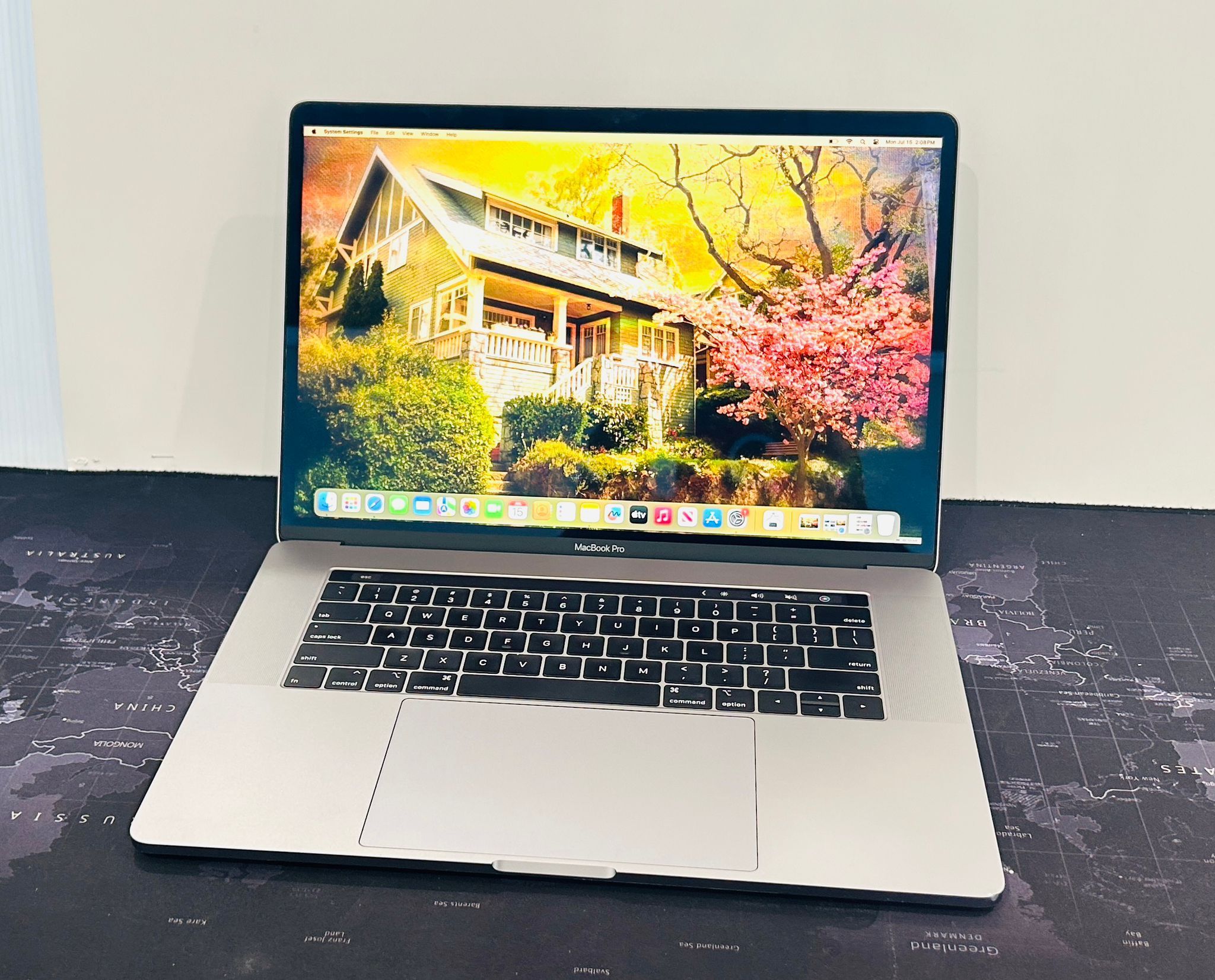 Apple MacBook Pro 2019 15” TouchBar 2.6Ghz 6 CORE i7 16GB 256GB Radeon Pro 555X 4GB VRAM Graphics