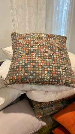 Living Spaces Storage Ottoman And 2 Pillows