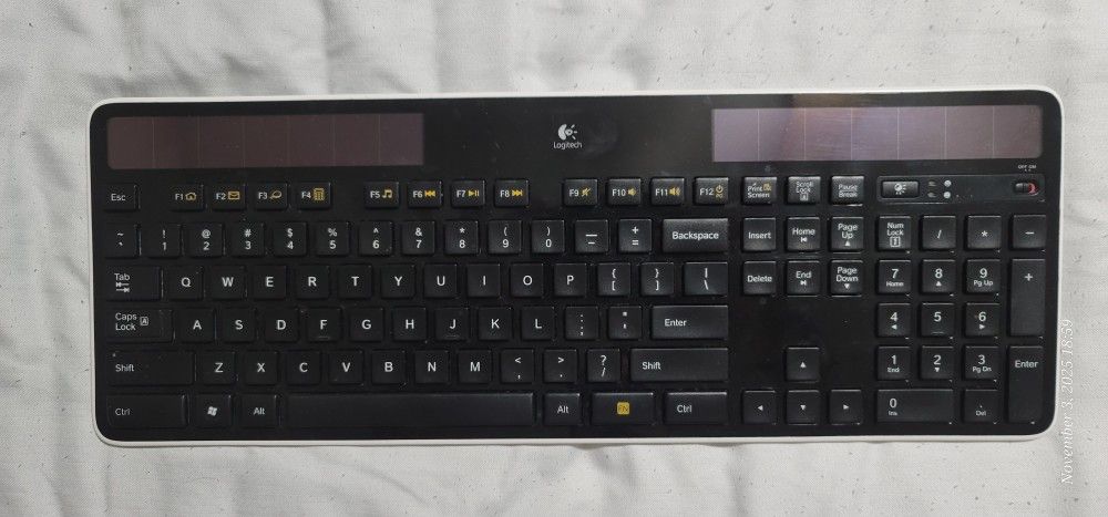 Logitech K750, Solar-Rechargeable Keyboard (No Receiver)