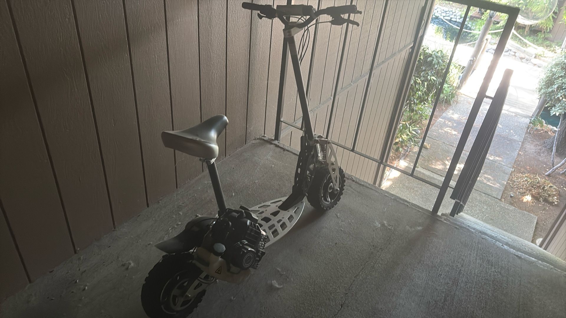 MoterScoot 2x 50cc Gas Scooter.