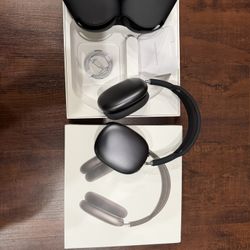 Lightly Used / Like New. Apple AirPods Max 2nd Gen USB-C.    Color : Midnight (Black)