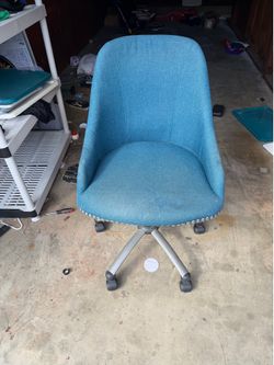 Desk chair with wheels