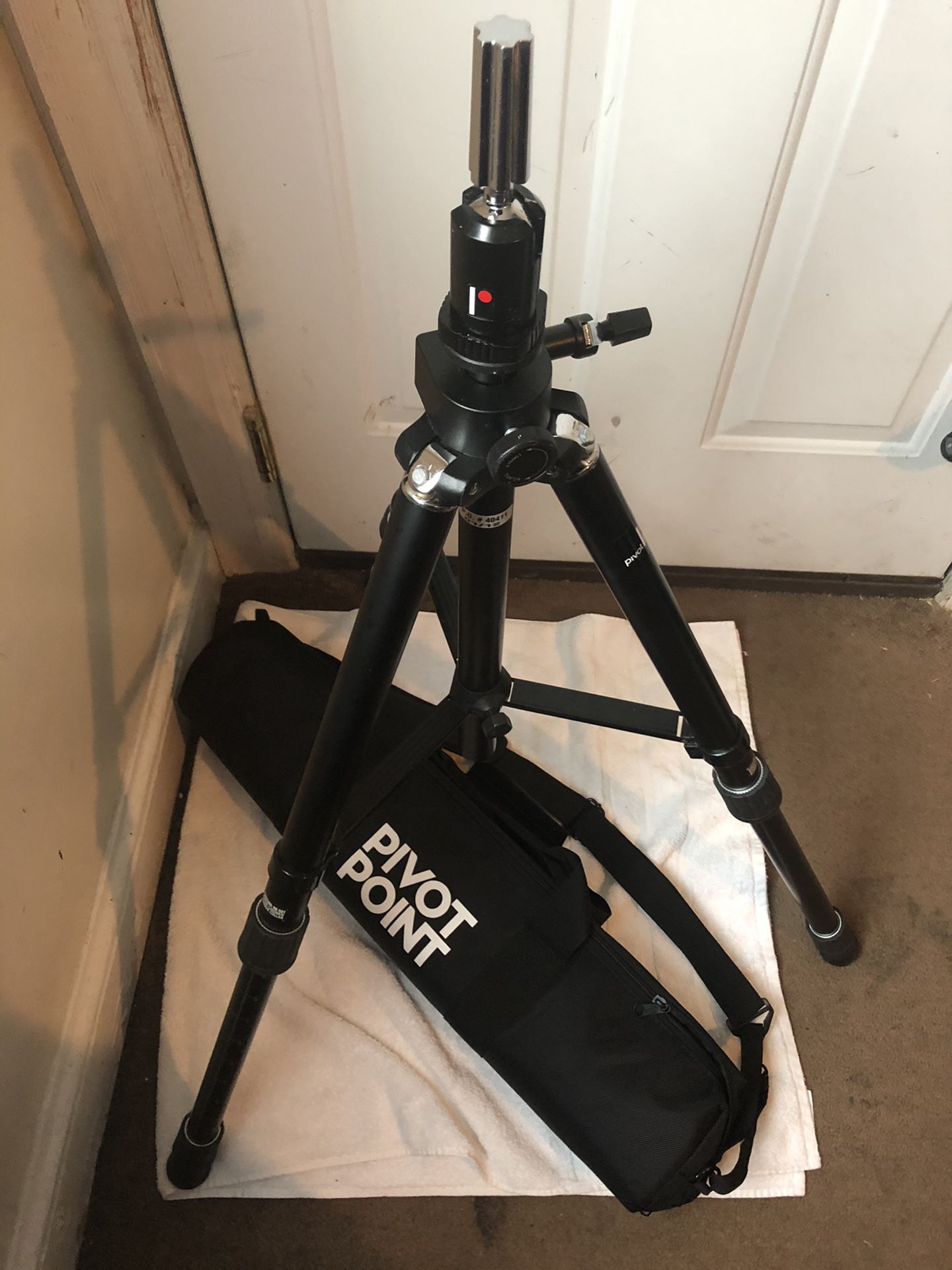 Pivot Point cosmetology mannequin tripod with carry case.