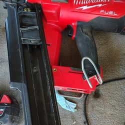Milwaukee 21° Battery Framing Nail Gun W/2 Batteries And Charger