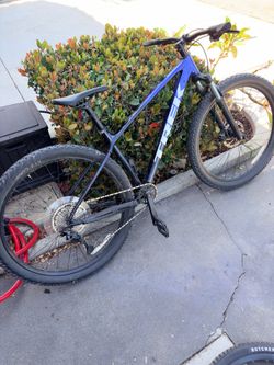 Blue/Black 2023 Trek Marlin 6