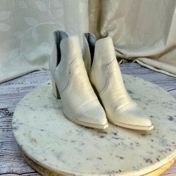 Steve Madden Chaya Off White Croc Embossed Pointed Toe Booties Size 8.5M