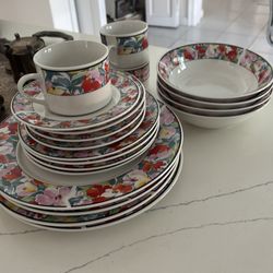 Dishes set of 4 but missing one cup