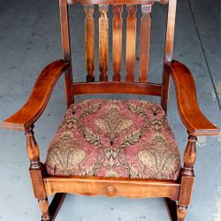 Antique Rocking Chair Exelent Conditions