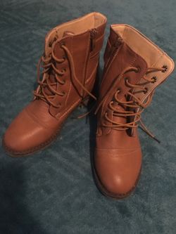 Color brown boots for woman size 5 like new !