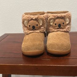 Ugg - Suede boot with an easy side zipper Size 7