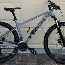 Trek Marlin 7 Hardtail 29er Mountain Bike In Super Nice  Condition Low Use Size Large Frame  