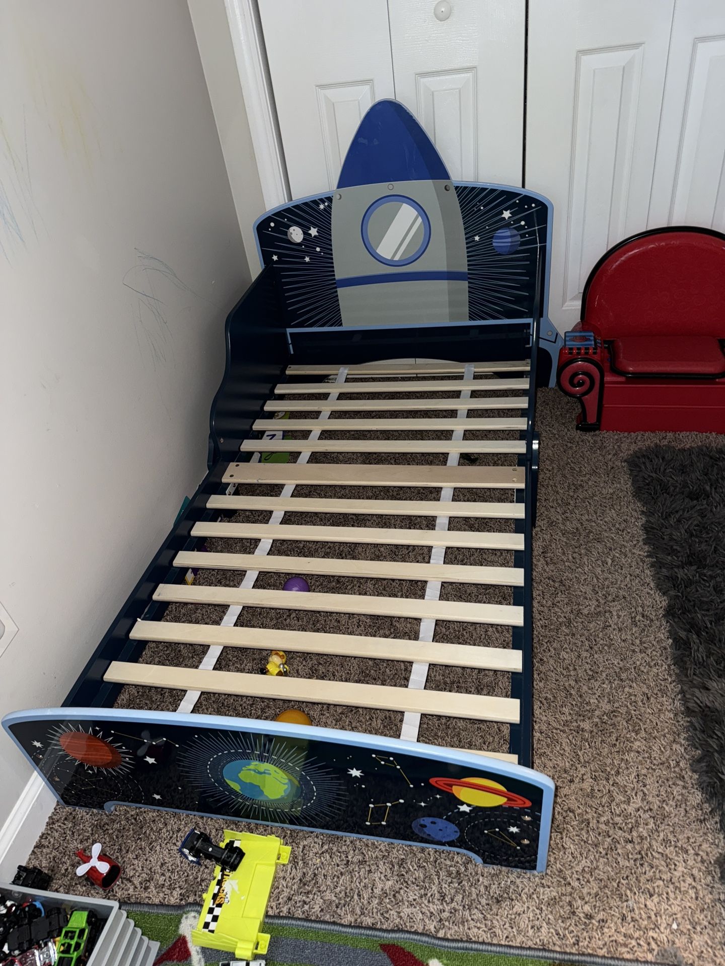 Toddler Rocketship Bed / Mattress / pictures