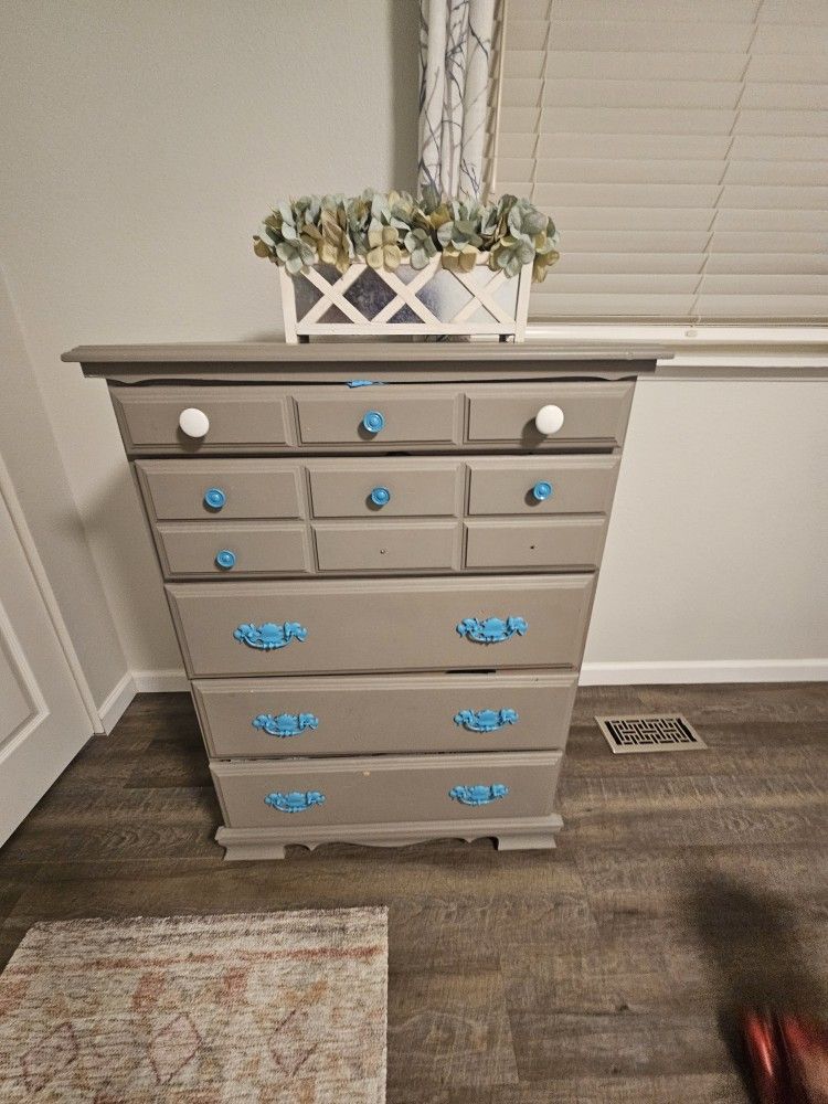 dresser missing 2 knobs