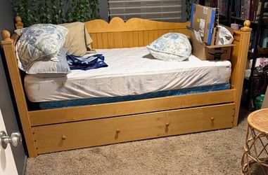 🔥👀🔥Oak Wood Day Bed Includes Mattresses
