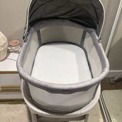 Baby bassinet swinging