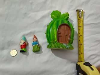 4.5 INCH CACTUS HOUSE WITH 2 MINIATURE GNOMES