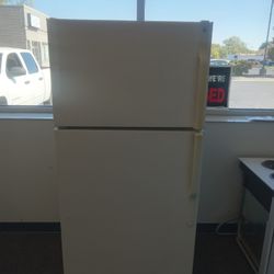 White 18 çubic fridge with warranty 