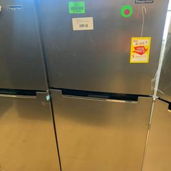 MAGIC CHEF HMDR1000ST 10.1 cu. ft. Top Freezer Refrigerator in Platinum Steel