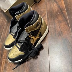 Jordan 1 Retro High OG "Black And Gold"