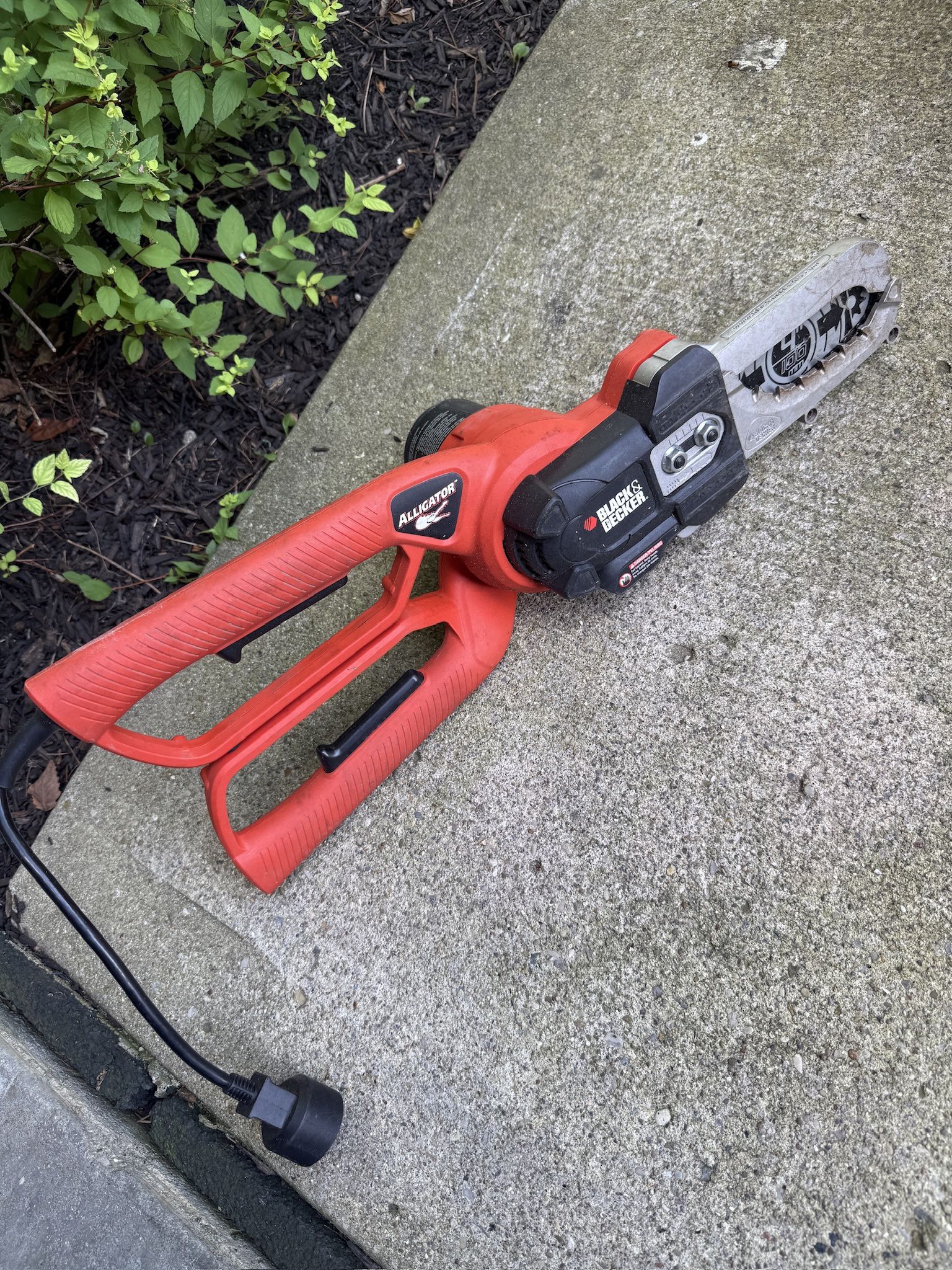 Black N Decker Electric Alligator Lopper in good shape!