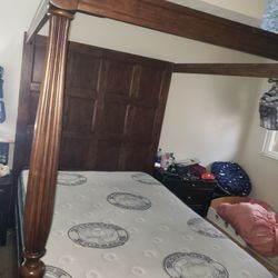 Wooden Queen Bed Frame/mattress/box Spring