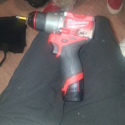 MILWAUKEE 3/8 IMPACT WRENCH***COMLACT DESIGN