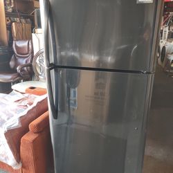 30-in refrigerator working great condition Frigidaire