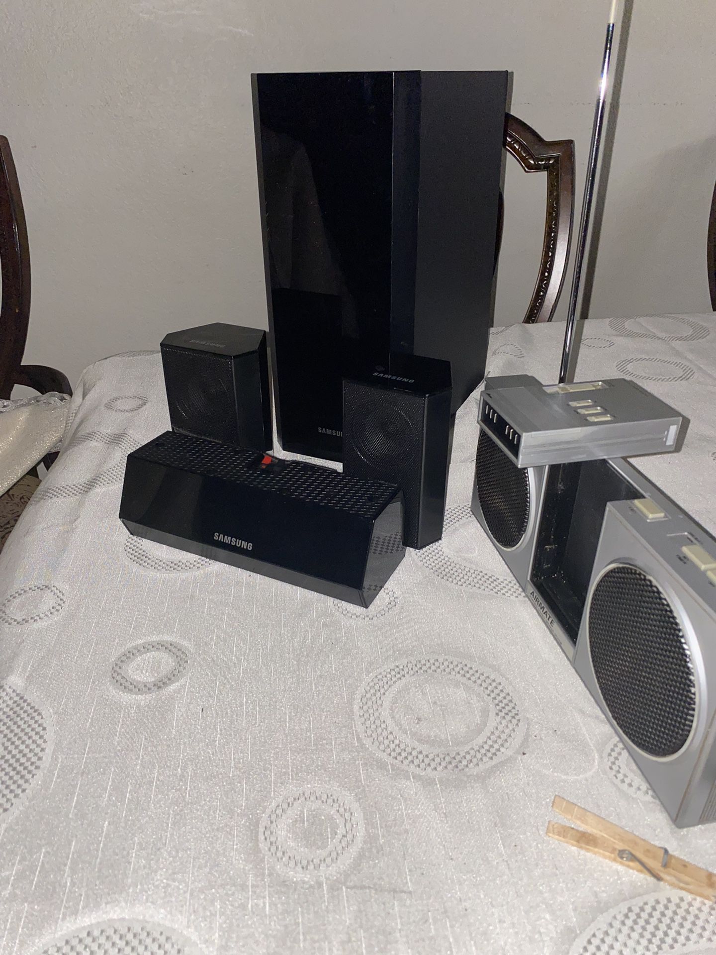 Subwoofer Samsung PS-FW2-2 Subwoofer Plus Speakers And A Cool Vintage Radio