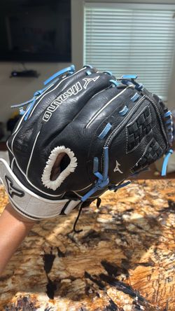 Mizuno girls softball glove