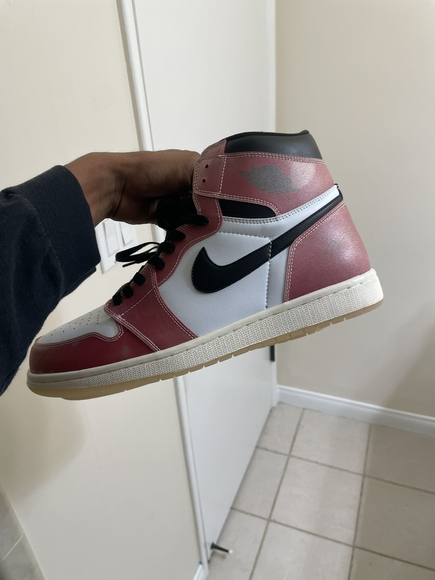 Trophy Room x Air Jordan 1 Retro High OG SP ‘Chicago Bull Light Out Addition