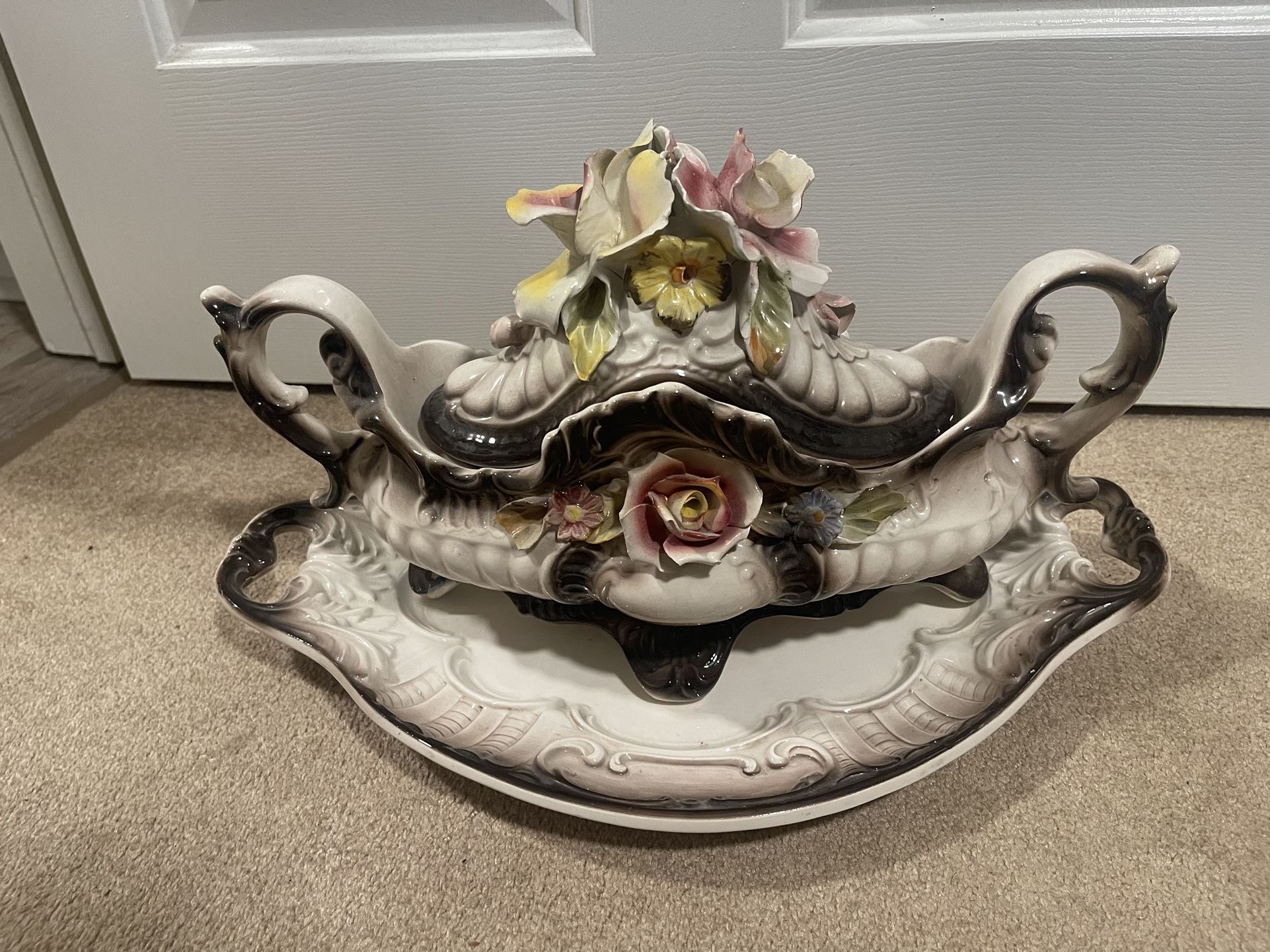 Capodimonte Bowl With Lid And Serving Plate