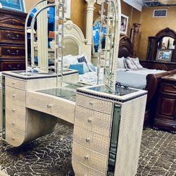 AICO By Michael Amini HOLLYWOOD SWANK Vanity