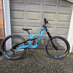 2024 GT Large Downhill Mountain Bike