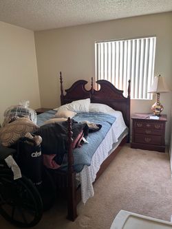 Queen bed & nightstands