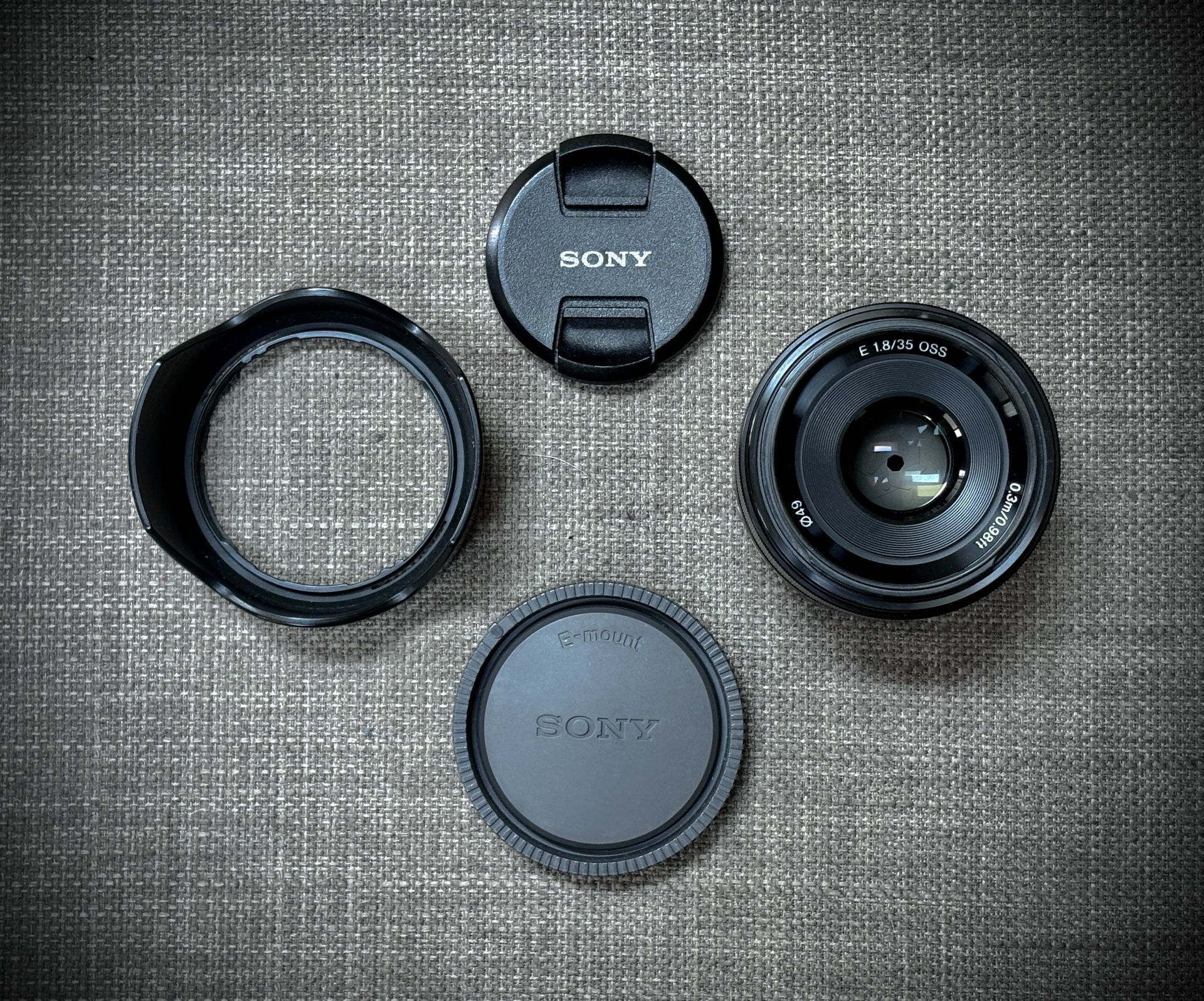 📸 Sony E 35mm f/1.8 OSS Lens – Excellent Condition - Caps Included