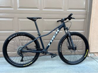 Trek Marlin 7 Mountain Bike – Upgraded Maxxis Minion Tires / Great Condition