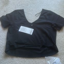 lulu lemon short sleeve crop top