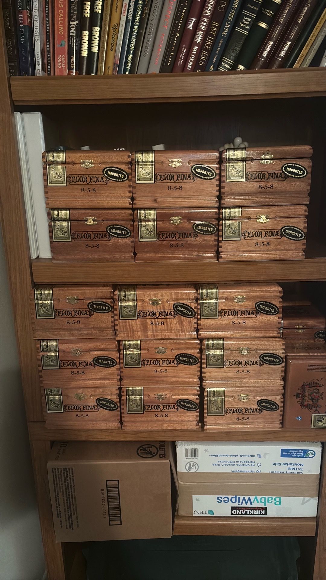 32 cigar boxes. Wood / brass